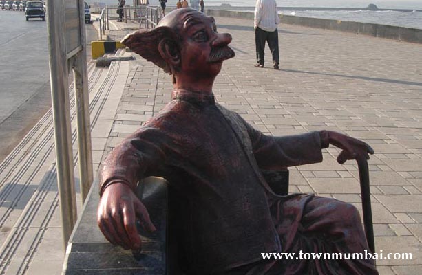 common man statue on worli seaface 2